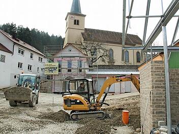 Die Bauarbeiten am Dorfplatz in Sulzthal sind in vollem Gange. Demnächst geht es ans Pflastern.  Foto: Gerd Schaar