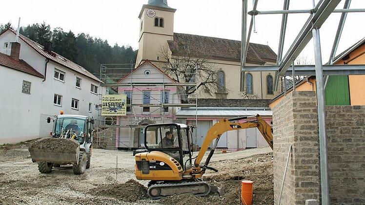 Die Bauarbeiten am Dorfplatz in Sulzthal sind in vollem Gange. Demnächst geht es ans Pflastern.  Foto: Gerd Schaar