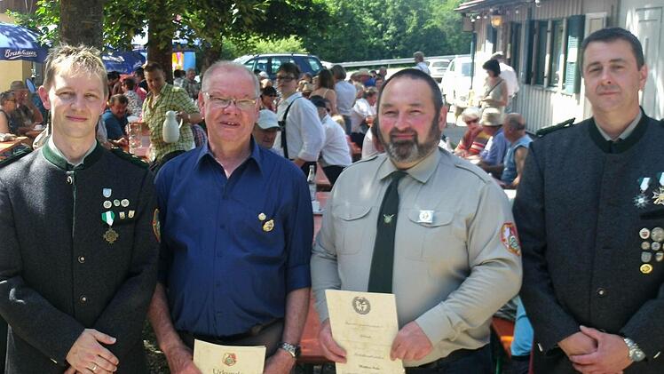 Ehrung (von links): Schützenmeister Tim Fuhl, Edgar Schneider, Matthias Hahn und 2. Schützenmeister Ronald Mazkiw. Foto: Daniel Wiener