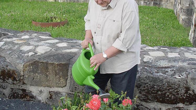 Liebevoll betreut wird der Bauerngarten in der Ruine des Tüschnitzer Wasserschlosses vom Gartenbauverein. Um diese Anlage hat sich vor allem Vorsitzender Hans Siegmeth verdient gemacht. Foto: Gerd Fleischmann