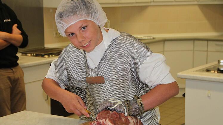 Kostprobe gefällig? Bei der Metzgerei Vogler lernte Sean Klein die Handgriffe für die Verarbeitung von Fleisch kennen. Foto: Sebastian Vogt