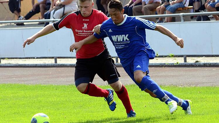 Der SV-DJK Eggolsheim II (in Rot: Dominik Wolf) musste in der A-Klasse 3 durch das 1:1-Unentschieden gegen die DJK Pautzfeld (hier Spielertrainer Tekin Atar) die ersten Punkte der Saison abgeben.   Foto: herzopress