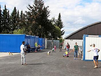 Auf dem Gelände vor der Tennishalle in Hemhofen leben sich die Flüchtlinge in diesen Tagen ein.  Foto: Andreas Dorsch