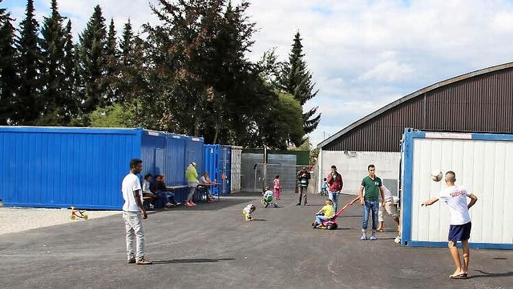 Auf dem Gelände vor der Tennishalle in Hemhofen leben sich die Flüchtlinge in diesen Tagen ein.  Foto: Andreas Dorsch
