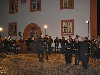Das letzte Fenster des begehbaren Adventskalenders öffneten Stadtrat Norbert Geier, Pfarrer Stephan Eschenbacher und Pfarrerin Doris Otminghaus (von rechts) am alten Rathaus. Der Posaunenchor spielte.