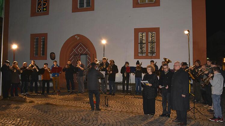 Das letzte Fenster des begehbaren Adventskalenders öffneten Stadtrat Norbert Geier, Pfarrer Stephan Eschenbacher und Pfarrerin Doris Otminghaus (von rechts) am alten Rathaus. Der Posaunenchor spielte.