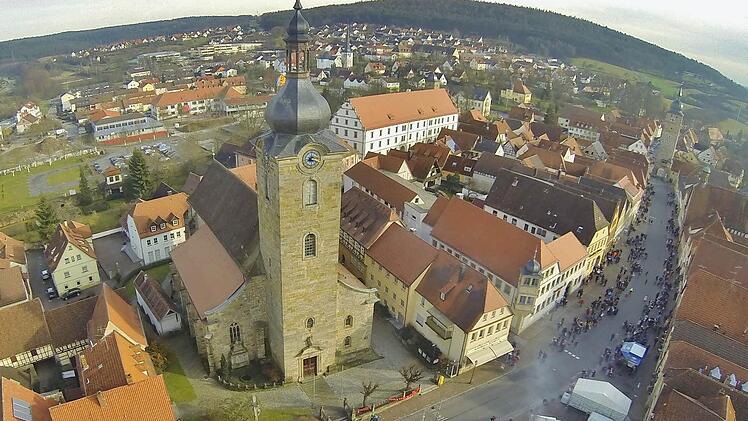 Der Marktplatz vor dem Einzug des Faschingszuges.