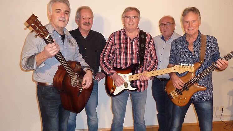 Die Firestones spielen in der Besetzung Alois Metz, Gerd Kern, Ricky Raab, Wolfgang Abschütz und Paul Rottmann. Foto: Wolfgang Abschütz