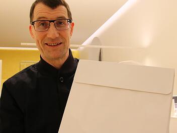 Schmuckdesigner Malte Meinck setzt auf extra angefertigte Taschen aus lackiertem Papier. Foto: Ralf Ruppert