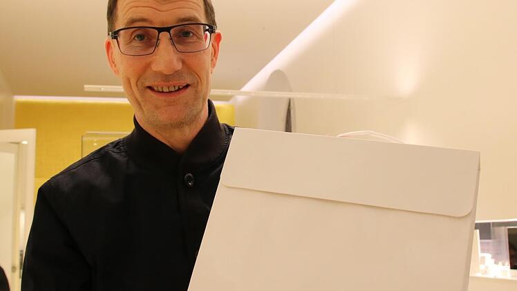 Schmuckdesigner Malte Meinck setzt auf extra angefertigte Taschen aus lackiertem Papier. Foto: Ralf Ruppert