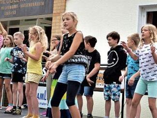 Die Schüler weihten die Bühne gleich ein. Foto: Werner Reißaus