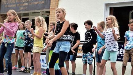 Die Schüler weihten die Bühne gleich ein. Foto: Werner Reißaus