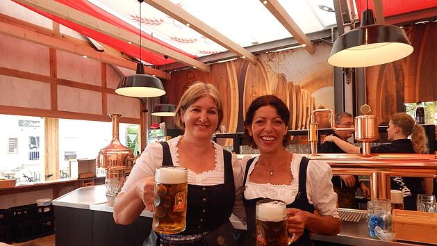 Carmen Reichl (links) und Kerstin Gaggl schleppen seit 30 Jahren Bierkrüge und Hax'n. Foto: Horst