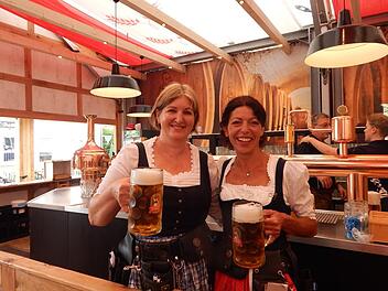 Carmen Reichl (links) und Kerstin Gaggl schleppen seit 30 Jahren Bierkrüge und Hax'n. Foto: Horst