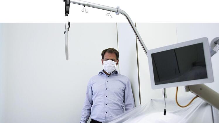 Sven Oelkers, Geschäftsführer des Klinikums Forchheim-Fränkische Schweiz, steht an einem leeren Krankenhausbett. Foto: Franziska Rieger