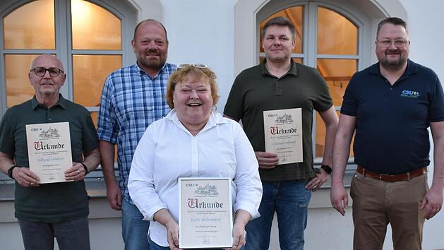 Die geehrten Mitglieder mit Urkunden (von links): Wolfgang Schmitter, Karin Hafermann und Christian Hofmann mit Ortsvorsitzendem Christian Zorn (rechts) und stellvertretendem Vorsitzenden Michael Hennig (Zweiter von links)