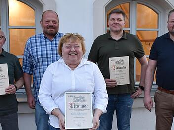 Die geehrten Mitglieder mit Urkunden (von links): Wolfgang Schmitter, Karin Hafermann und Christian Hofmann mit Ortsvorsitzendem Christian Zorn (rechts) und stellvertretendem Vorsitzenden Michael Hennig (Zweiter von links)