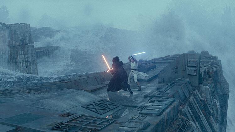 Auf den Ruinen des alten Todessterns treffen Kylo Ren (Adam Driver) und Rey (Daisy Ridley) zum epischen Kampf aufeinander.