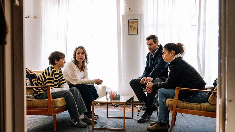 Dinas (Josephine Ehlert, Zweite von links) Sohn Malte (Sammy Schrein, links) hat mit seiner Hobbydetektei "Adlerauge" schon vor dem Mord Streitereien aufgedeckt. Er erz&auml;hlt Jonas Fischer (Lukas Piloty) und Lilly Funke (Tatjana K&auml;stel), was er herausgefunden hat.