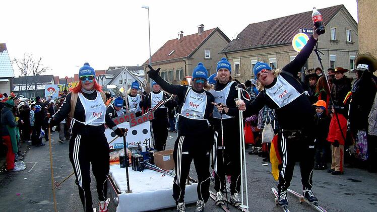 Die "Simpsons" rollten als Magdalena-Neuner-Fans auf Biathlon-Skier durch Sand.