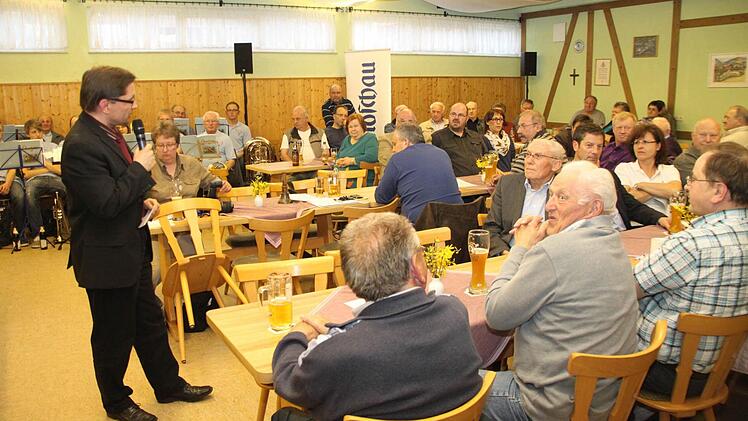 Rund 60 Interessierte waren in die Dorfhalle gekommen.