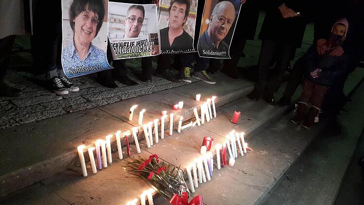 Sinnbild einer Tragödie: Mit Kerzen wird den getöteten Journalisten in Frankreich gedacht. Vorfälle wie die Attacke auf "Charlie Hebdo" schüren auch in Deutschland Ängste vor dem Islam. Foto: dpa