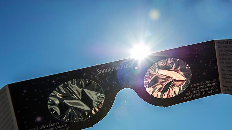 Experten empfehlen, nicht ohne speziellen Augenschutz die Sonnenfinsternis am freitag zu verfolgen. Foto: Paul Zinken/dpa