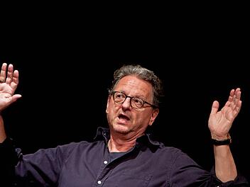 Mit sseinem neuen PRogram "Deppenmagnet" begeisterte Günter Grünwald seine Fans in Coburg. Foto: Jochen Berger