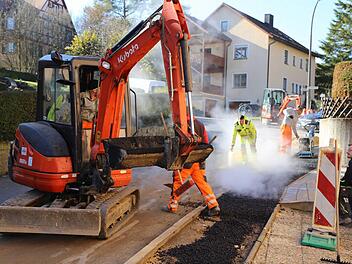 Im Hundsdorfer Weg werden derzeit die Breitbandkabel verlegt.  Foto: Franz Galster