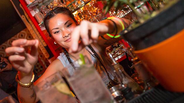 Linda Le in ihrem Element: Die 25-J&auml;hrige zaubert einen Cocktail. Foto: Matthias Hoch
