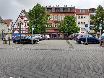 Die Parkpl&auml;tze auf dem Paradeplatz sind seit Freitag eingerichtet. Foto: Martin Rehm