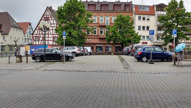 Die Parkpl&auml;tze auf dem Paradeplatz sind seit Freitag eingerichtet. Foto: Martin Rehm