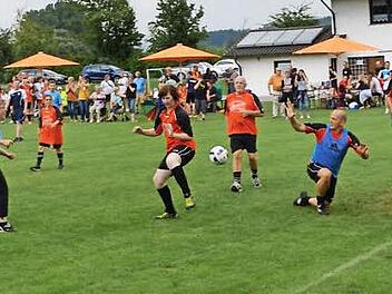 Brenzlige Situationen musste der Route Chor (rot) im eigenen Strafraum im Spiel gegen den Wanderclub (blau) überstehen.  Foto: Dieter Radziej