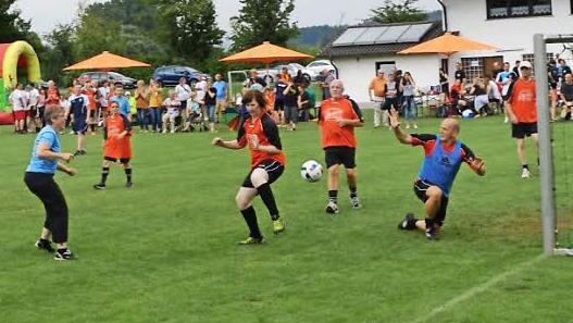 Brenzlige Situationen musste der Route Chor (rot) im eigenen Strafraum im Spiel gegen den Wanderclub (blau) überstehen.  Foto: Dieter Radziej