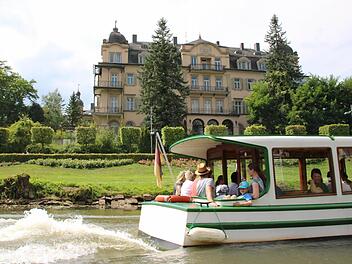 Das Haupthaus des Fürstenhofes ist zwar immer noch schön anzusehen, aber seit mittlerweile zwölf Jahren nicht mehr mit Leben erfüllt. Wann die Bauarbeiten für das 80 Millionen Euro teure Fünf-Sterne-Hotel beginnen, steht auch fünf Jahre nach der Baugenehmigung in den Sternen. Foto: Ralf Ruppert