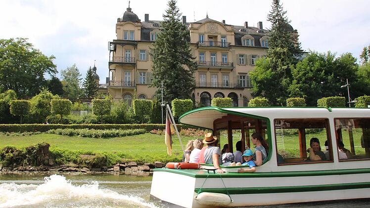 Das Haupthaus des Fürstenhofes ist zwar immer noch schön anzusehen, aber seit mittlerweile zwölf Jahren nicht mehr mit Leben erfüllt. Wann die Bauarbeiten für das 80 Millionen Euro teure Fünf-Sterne-Hotel beginnen, steht auch fünf Jahre nach der Baugenehmigung in den Sternen. Foto: Ralf Ruppert