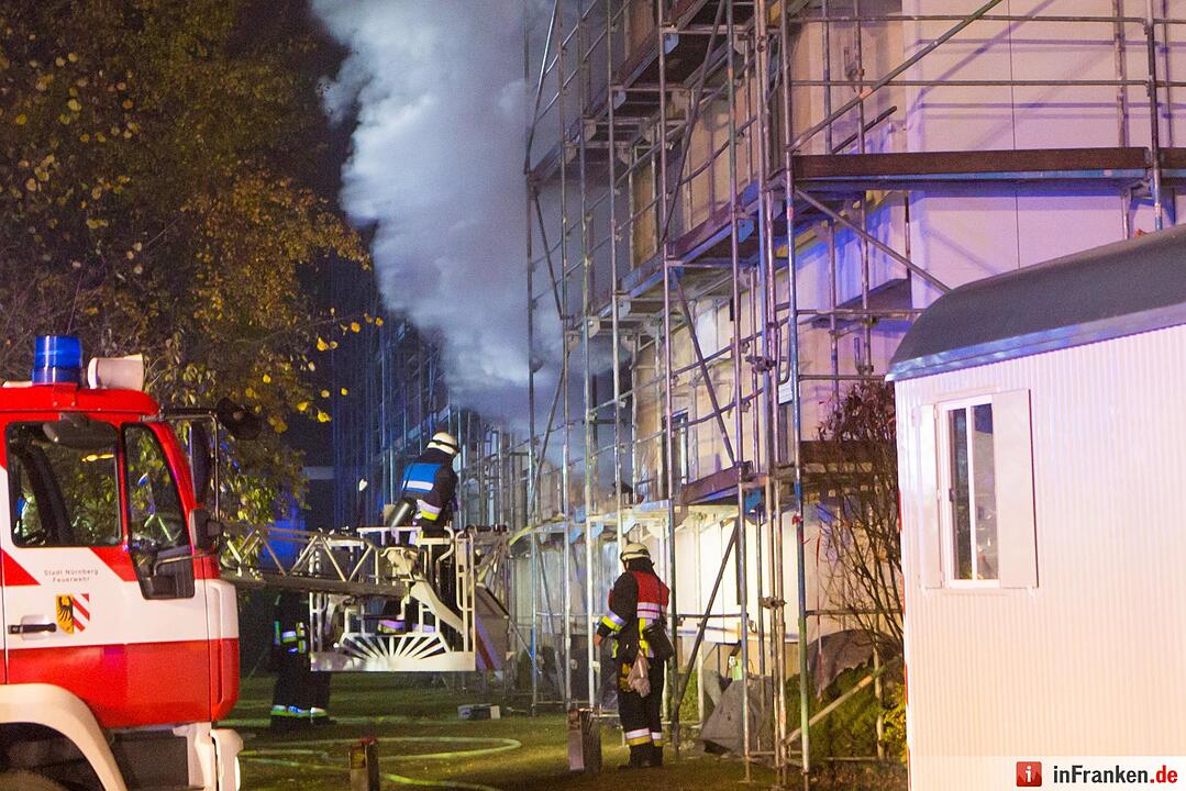 12 Verletzte bei Wohnungsbrand in Nürnberg – Feuerwehr muss Hausbewohner mit der Drehleiter retten
