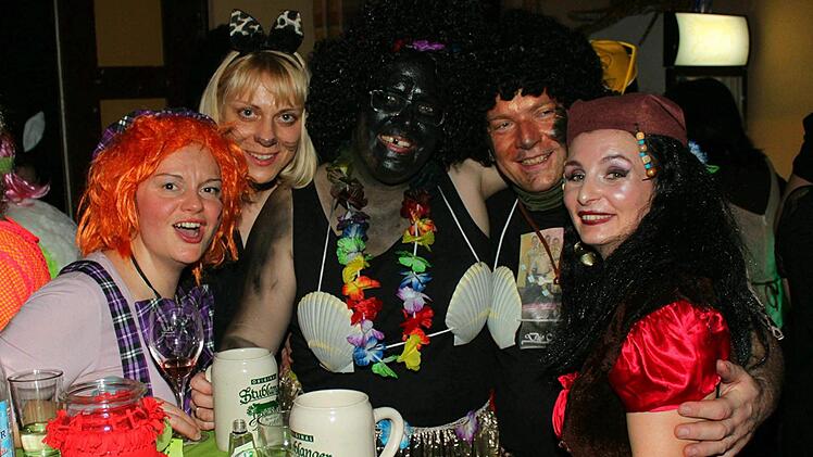 Die Damenwelt hat ihren Spa&szlig; beim Weiberfasching in Stublang. Foto: Gerd Klemenz