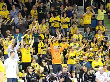 Die Coburger Fans sind aus dem Häuschen. Ihr Team führt gegen den favorisierten Tabellenneunten. 15 Minuten vor dem Ende steht das Derby auf Messers Schneide. Fotos: Timo Geldner