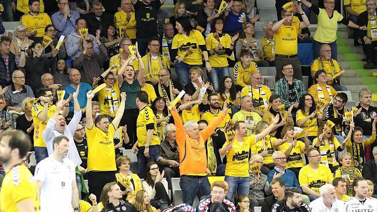 Die Coburger Fans sind aus dem Häuschen. Ihr Team führt gegen den favorisierten Tabellenneunten. 15 Minuten vor dem Ende steht das Derby auf Messers Schneide. Fotos: Timo Geldner