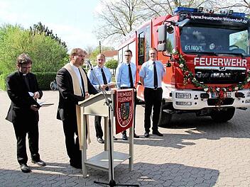 Die beiden Pfarrer Wilfried Lechner-Schmidt und Johannes Saffer weihten das neue Fahrzeug.  Foto: Richard Sänger