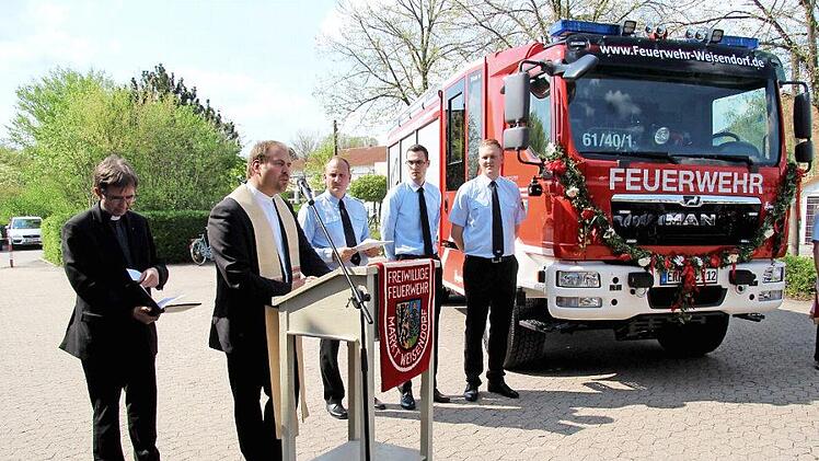Die beiden Pfarrer Wilfried Lechner-Schmidt und Johannes Saffer weihten das neue Fahrzeug.  Foto: Richard Sänger