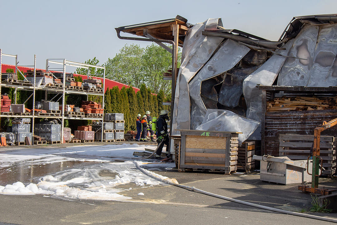 Zimmerei in Vollbrand: Glutasche flog hunderte Meter weit