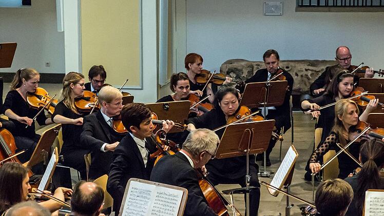 Eine faszinierende Interpretation der "Achten" von Anton Bruckner gelang den Philharmonischen Orchester des Landestheaters unter Leitung von Roland zum Abschluss der Konzertsaison. Das begeisterte Publikum dankte mit stehenden Ovationen.Foto: Jochen Berger