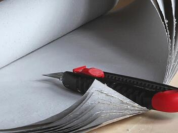 Handelt es sich bei einem Cuttermesser mit   13 Millimetern Klingenlänge  - damit kann man zum Beispiel Tapetenbahnen abschneiden - um ein gefährliches Werkzeug?  Über diese Rechtsfrage muss demnächst das OLG Bamberg entscheiden. Symbolfoto: Archiv