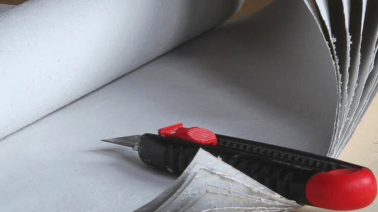 Handelt es sich bei einem Cuttermesser mit   13 Millimetern Klingenlänge  - damit kann man zum Beispiel Tapetenbahnen abschneiden - um ein gefährliches Werkzeug?  Über diese Rechtsfrage muss demnächst das OLG Bamberg entscheiden. Symbolfoto: Archiv