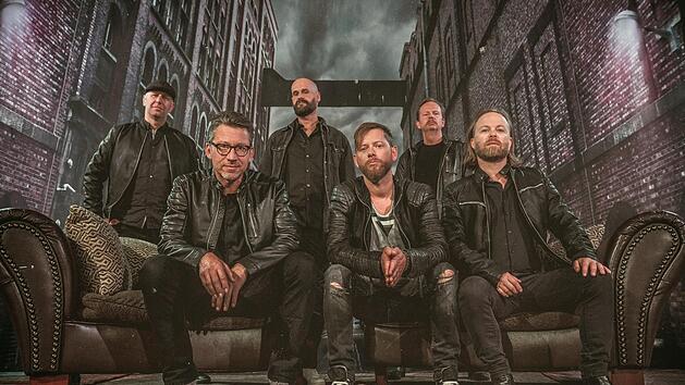 Die Band Fiddler's Green aus Erlangen (v. links): Stefan Klug, Ralf 'Albi' Albers, Frank Jooß, Pat Prziwara, Rainer Schulz und Tobias Heindl. Foto: Fiddler's Green/Holger Fichtner
