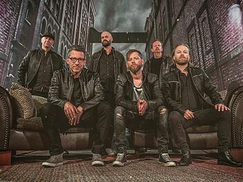 Die Band Fiddler's Green aus Erlangen (v. links): Stefan Klug, Ralf 'Albi' Albers, Frank Jooß, Pat Prziwara, Rainer Schulz und Tobias Heindl. Foto: Fiddler's Green/Holger Fichtner