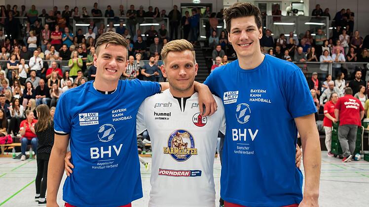 Linus Dürr (von links), Maximilian Schmitt und Konstantin Singwald werden den HSC Bad Neustadt nach dieser Saison verlassen und wurden unter großem Beifall der Fans stilvoll verabschiedet.