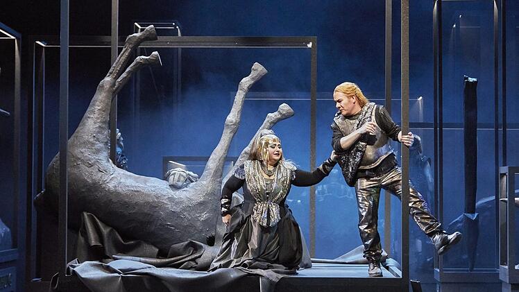 Brünnhilde (Elena Batoukova-Kerl) könnte vom Kostüm her auch als Aida durchgehen und Siegfried (Paul McNamara) als liebenswert tapsiger Bär.  Foto: Nik Schölzel/Mainfranken Theater Würzburg